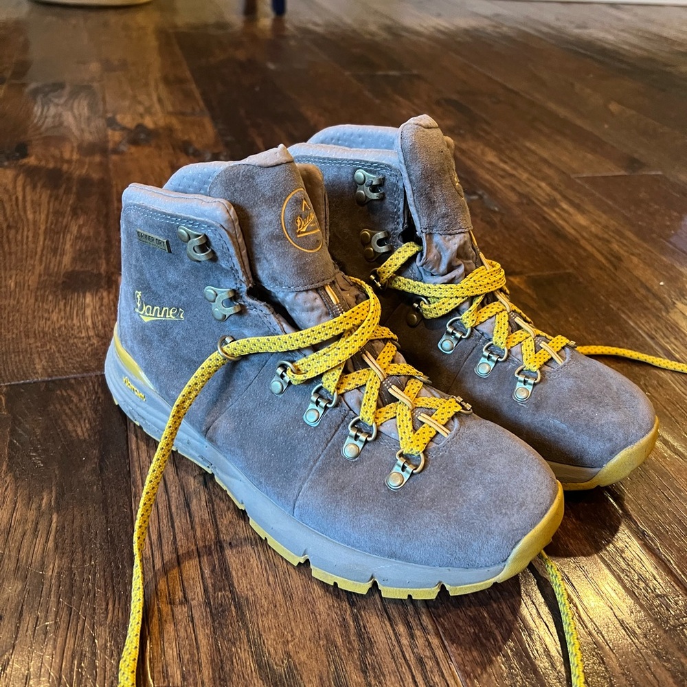 DANNER Mountain 600 Suede Waterproof Hiker